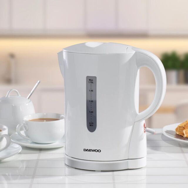 Daewoo SDA1650GE 1.7L 2200W White Plastic Kettle with Chrome Band