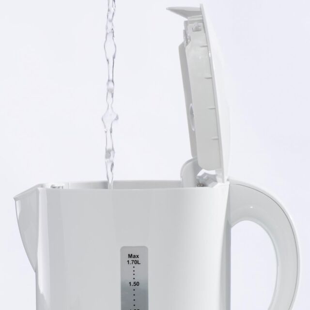 Daewoo SDA1650GE 1.7L 2200W White Plastic Kettle with Chrome Band