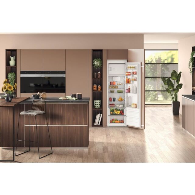 Hotpoint HTSD184011A1 Integrated Fridge