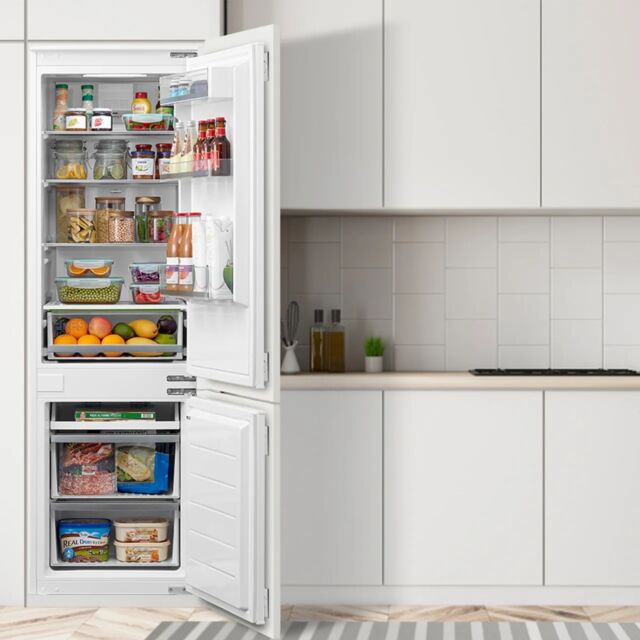 Midea MDRE353FGE01D 178cm 70/30 Integrated Frost Free Fridge Freezer with Sliding Door Fixing Kit